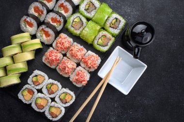 Uçan balık havyarı, tobiko, karides, yılan balığı, somon, avokado, soya sosu ve soya soslu suşi.