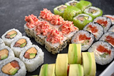 Uçan balık havyarı, tobiko, karides, yılan balığı, somon, avokado, soya sosu ve soya soslu suşi.