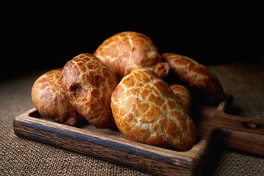 Maya hamurundan yapılan ev yapımı turtalar, tahtadan yapılmış, yağmalama üzerine.