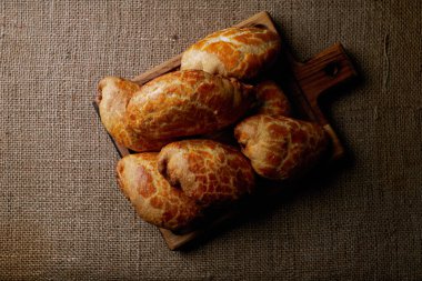 Maya hamurundan yapılan ev yapımı turtalar, tahtadan yapılmış, yağmalama üzerine.