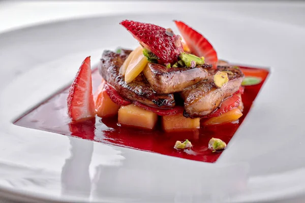 Foie Gras Σάλτσα Φράουλας Κομμάτια Αχλαδιού Και Φράουλας Λευκό Πιάτο — Φωτογραφία Αρχείου