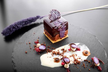 Çikolata kaplı fındıklı tatlı siyah levha şeklinde küp şeklinde.