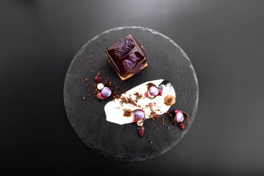 Çikolata kaplı fındıklı tatlı siyah levha şeklinde küp şeklinde.