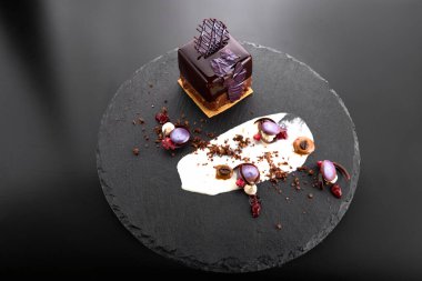 Çikolata kaplı fındıklı tatlı siyah levha şeklinde küp şeklinde.