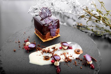 Çikolata kaplı fındıklı tatlı siyah levha şeklinde küp şeklinde.