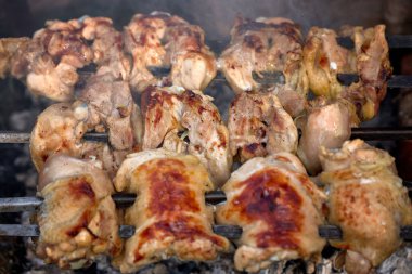 Tavuk kebabı, açık havada, ev yapımı ızgarada, yakın plan.