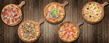 Tahta arka planda beş farklı pizza kolajı.