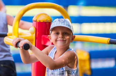 Çocuk spor sahasındaki küçük çocuk.