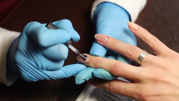 美容师用底座盖住妇女的指甲 — 图库视频影像