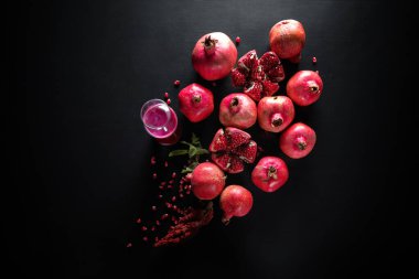 Siyah zemin üzerinde nar suyu ile nar suyu.