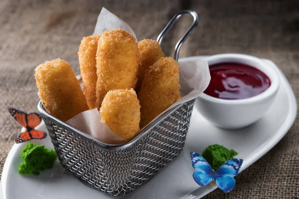 Nuggets con salsa en un plato blanco —  Fotos de Stock
