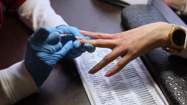 De manicure bedekt de nagels met de basis — Stockvideo