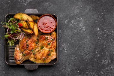 Kızarmış tavuk, kıtır ekmek, salata, patates ve sos, tavada.