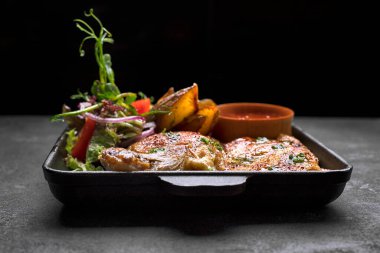 Kızarmış tavuk, kıtır ekmek, salata, patates ve sos, tavada.