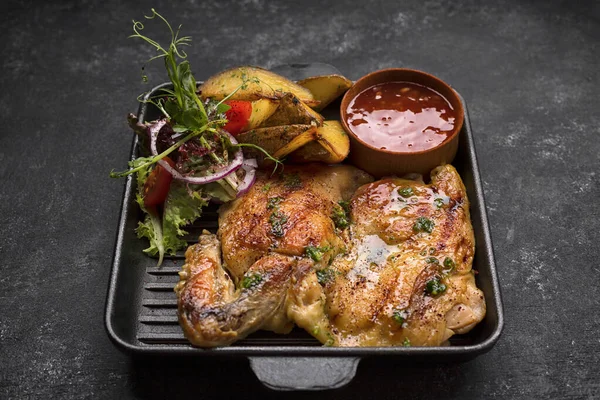 Kızarmış tavuk, kıtır ekmek, salata, patates ve sos, tavada.