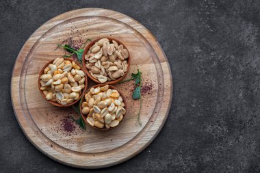 Tuzlu kavrulmuş fıstık, bira için, koyu bir arka planda.