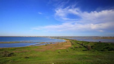 Mavi göl manzarası, bulutlu mavi gökyüzü.