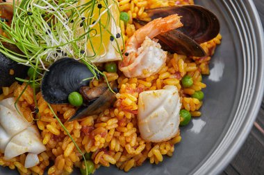 Deniz ürünü ve sebzeli Pilaf, yakın çekim.