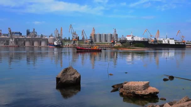 Ein kleines Schiff passiert das Seehafen-Wassergebiet — Stockvideo