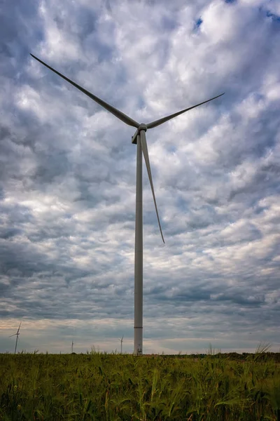 Ветряная Турбина Фоне Облачного Неба Поле — стоковое фото