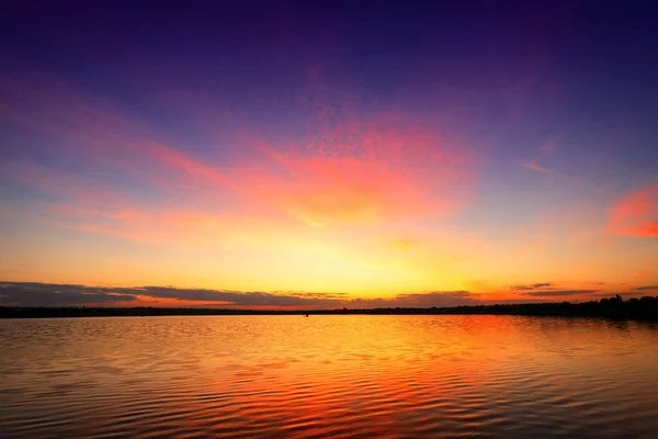 Bel Paesaggio Con Tramonto Sul Lago — Foto Stock