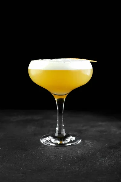 Bourbon Mit Zitronensaft Zuckersirup Und Eiweiß Glas Auf Schwarz Vertikale — Stockfoto