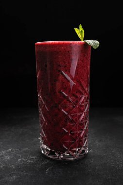 Karanlık bir arka planda tatlı meyve suyu.