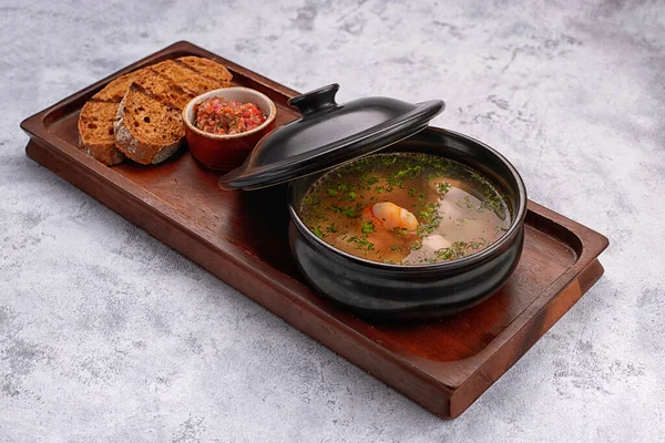 Суп с креветками, соусом, хлебом, гренками, на деревянной доске, на белом фоне — стоковое фото