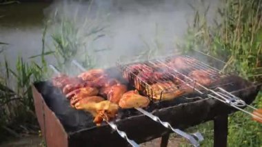 Timelapse Izgara tavuk kanatları ve uyluklar, açık havada ızgara, güneşli bir günde sığ bir tarla derinliğinde