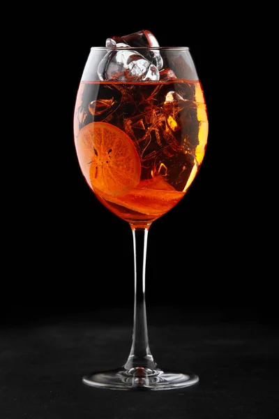 Siyah arka planda buzlu bir kokteyl aperol şırıngası.