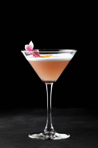 Whiskey Sour Cocktail im Glas auf schwarzem Hintergrund — Stockfoto