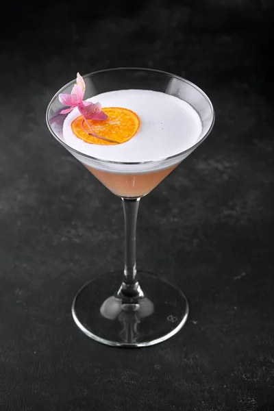 Whiskey Sour Cocktail im Glas auf schwarzem Hintergrund — Stockfoto