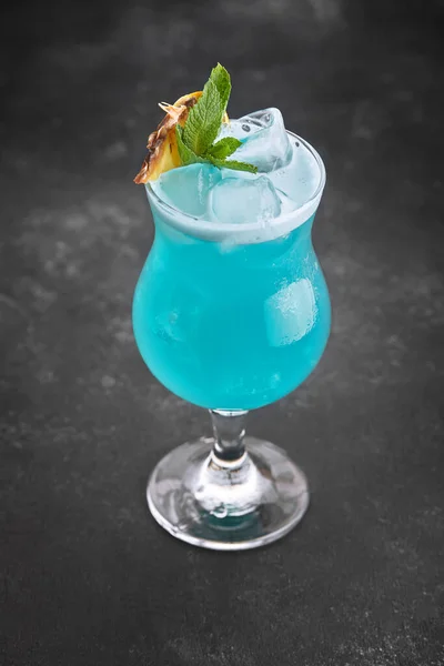 Koktejl Blue Lagoon bez doprovodu na tmavém pozadí — Stock fotografie