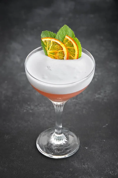 Whisky sura cocktail i ett glas på en svart bakgrund — Stockfoto