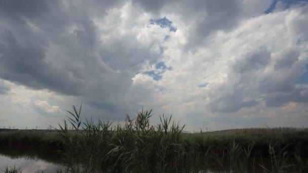 Panning Αργή κίνηση time-lapse όμορφα σύννεφα πάνω από το ποτάμι — Αρχείο Βίντεο