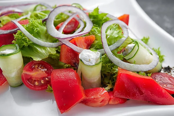 Salada de tomate com manjericão, pimenta preta e cebola — Fotografia de Stock