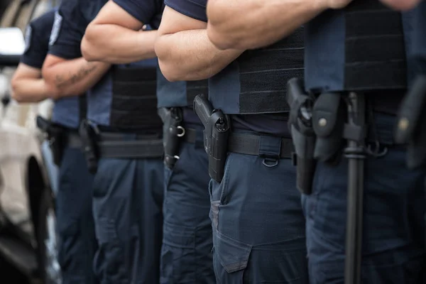 Segurança dos soldados nas fileiras, equipamentos de munição e armas, com uma profundidade de campo rasa — Fotografia de Stock