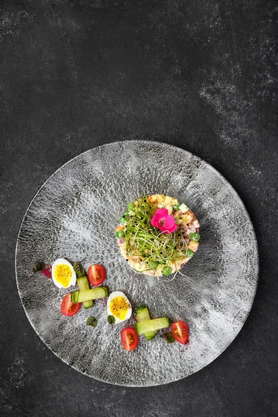 회색의 아름다운 접시에 있는 올리 비에 샐러드는 어두운 배경에 있습니다. 레스토랑 서빙 — 스톡 사진
