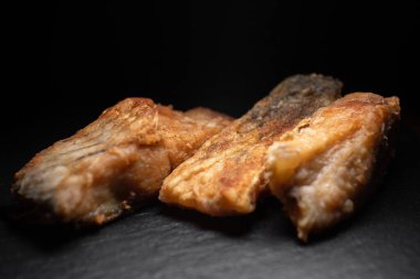 Siyah arka planda üç sazan balığı.