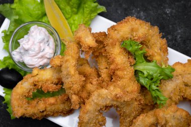 hamuru kızarmış kalamar halkaları