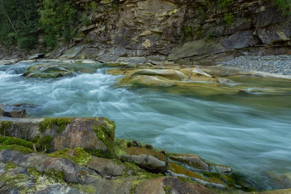 Длительное воздействие порогов горной реки с неглубокой глубиной резкости — стоковое фото