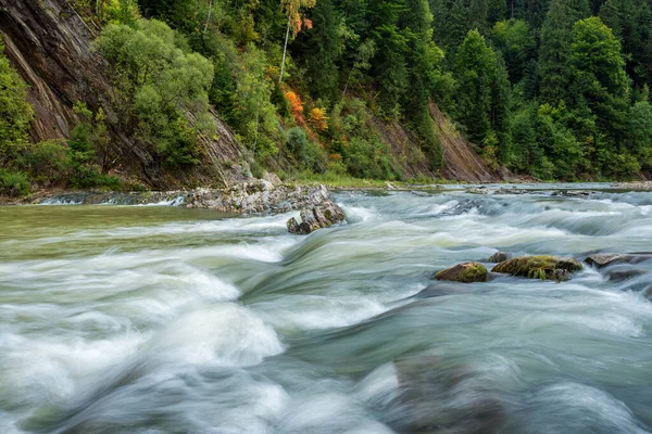 Длительное воздействие порогов горной реки с неглубокой глубиной резкости — стоковое фото