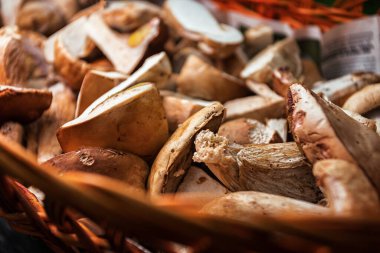 Tahta sepetin içinde çiğ mantar, sığ alan derinliği