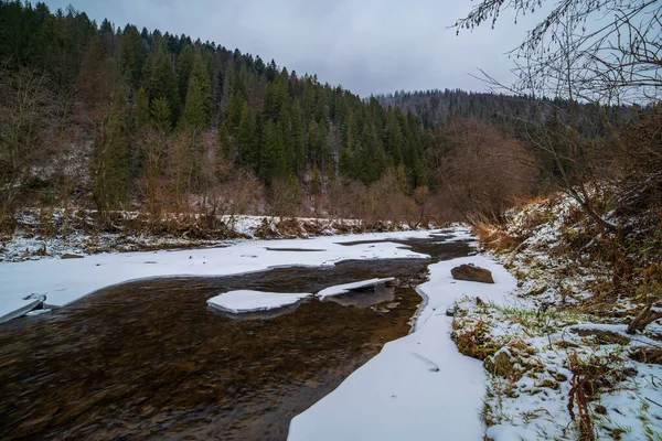 Зимняя река в горах в облачной рогоде. Зимний пейзаж — стоковое фото