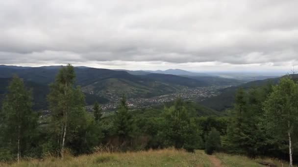 Panorama Gór Góry Miasta Oddali Podnóża Góry Pochmurną Pogodę — Wideo stockowe