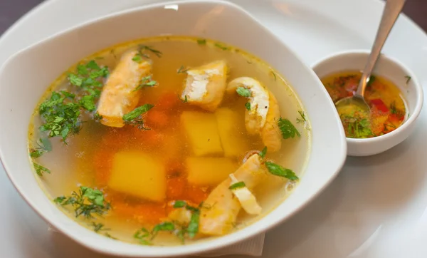 Суп из лосося и форели с чесночным соусом — стоковое фото
