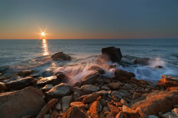 Svítání nad mořem na dlouhé expozice — Stock fotografie
