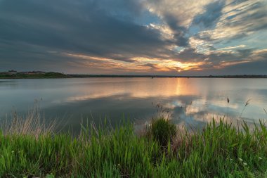 Nehirde gün batımı