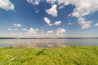 Nehir, yaz, güneşli bir gün, bulutlar