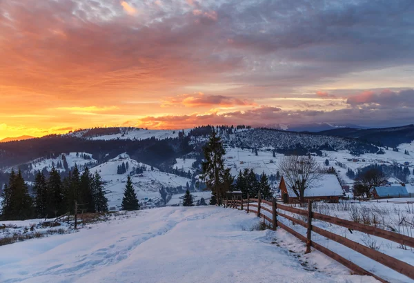 Zonsondergang in de bergen — Stockfoto